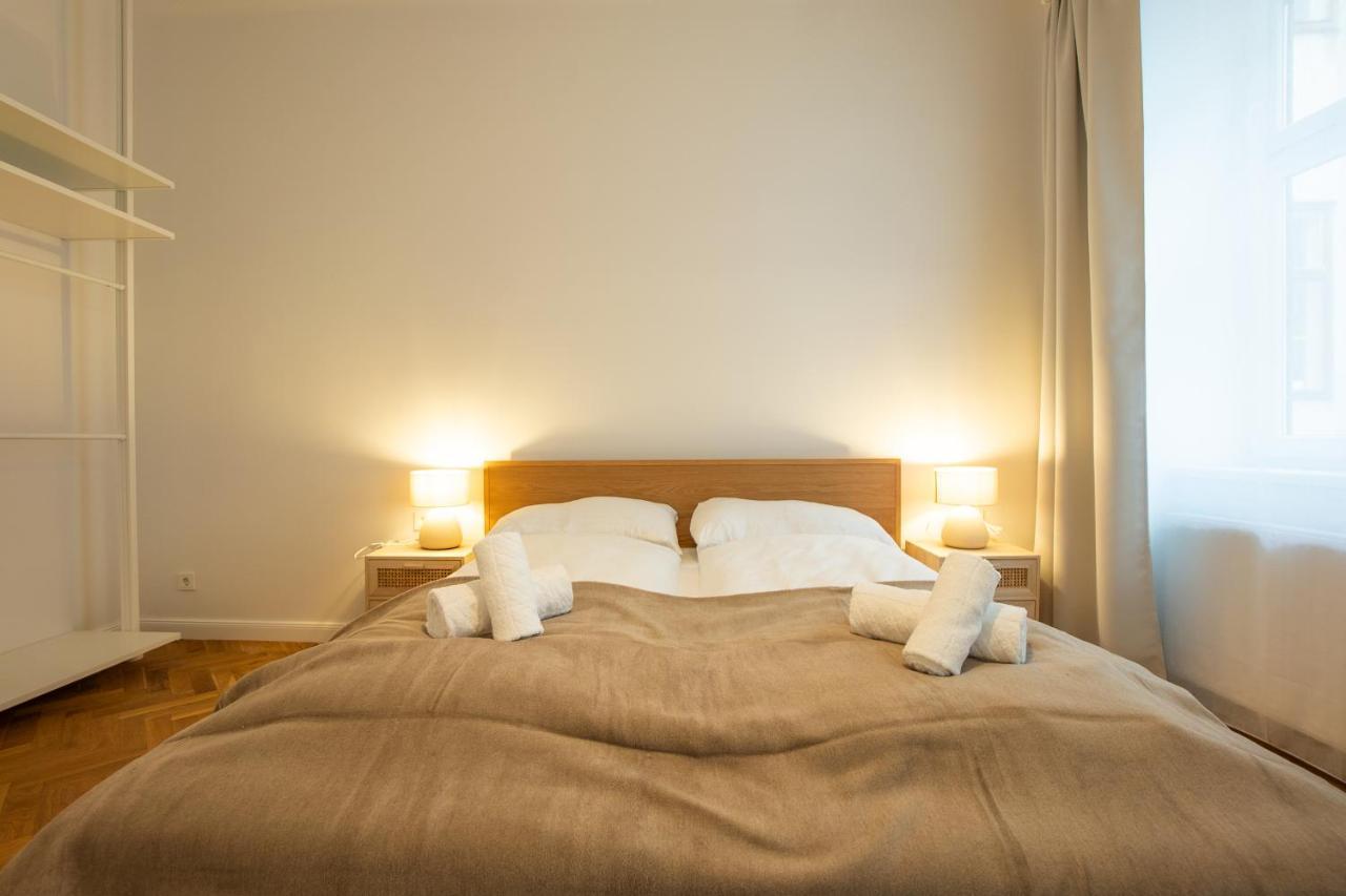 Chic 94M2 Apartment With A King-Size Bed เวียนนา ภายนอก รูปภาพ